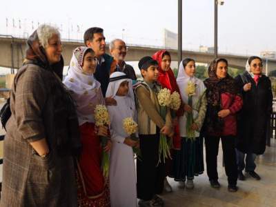 استقبال از خبرنگاران داخلی و خارجی در استان خوزستان با گل نرگس